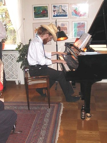 Peter Andersson dusting the 
keys.