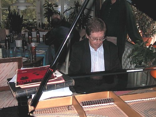 Peter Lundberg plays a ragtime 
solo.