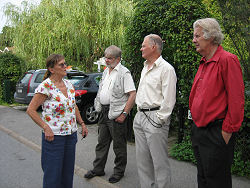 Lena, Nils Carlborg, Lars Furuskär och Gustaf
von Plomgren har just vinkat av Kjell Waltman.
