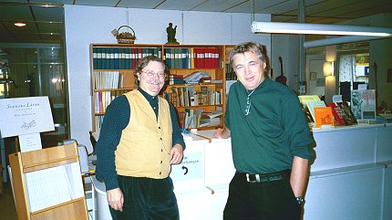 Clarke Buehling och Jens Lindgren i foajén före konserten
