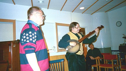 Ulf Jägfors dansar till Clarke Buehlings banjospel