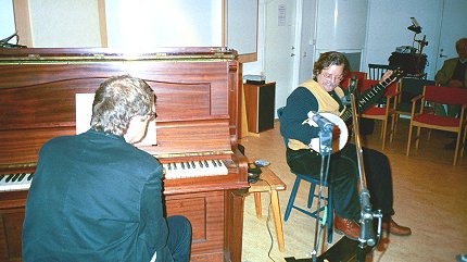 Peter Lundberg vid pianot kompar Clarke Buehling