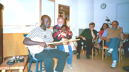 Daniel Jatta spelar en melodi på sin akonting-luta