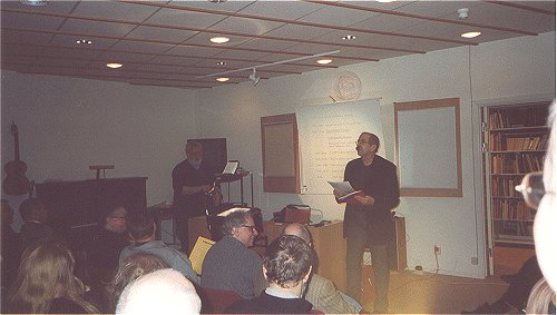 Banjoist Kjell Söderqvist talking 
at the start of the annual meeting.