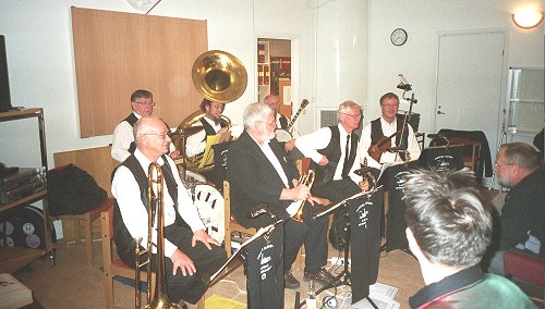 Barfota Jazzmen Ragtime Constellation från Sundsvall gör sig redo inför konserten.